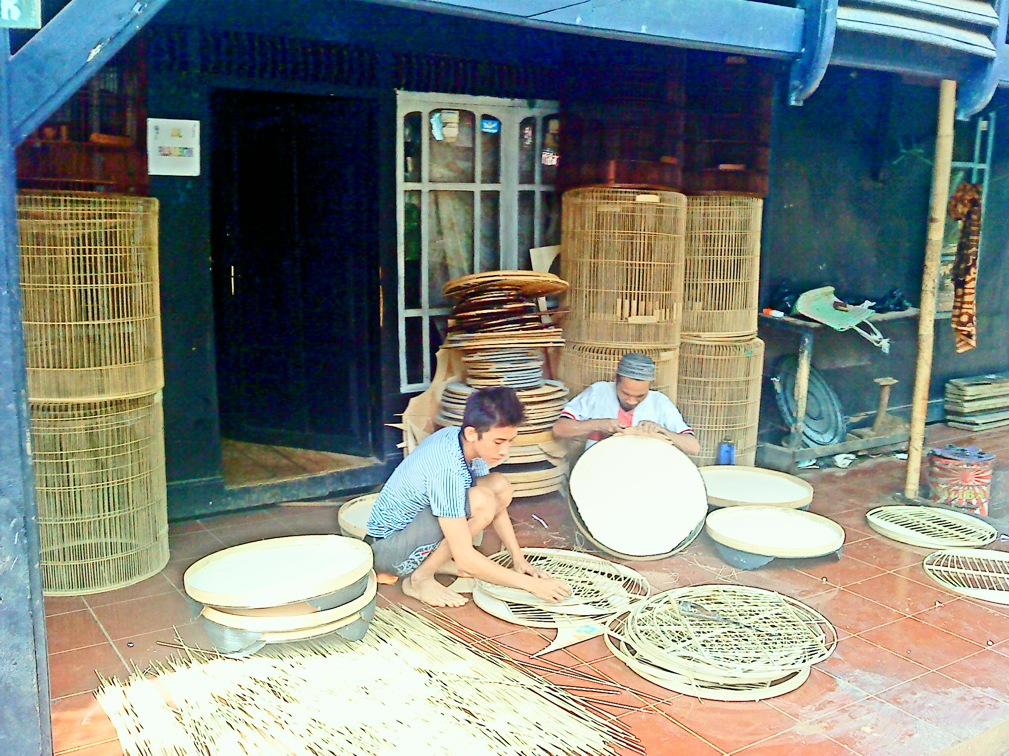 Tempat Bekerja SANGKAR BURUNG kerajinan bambu garut 